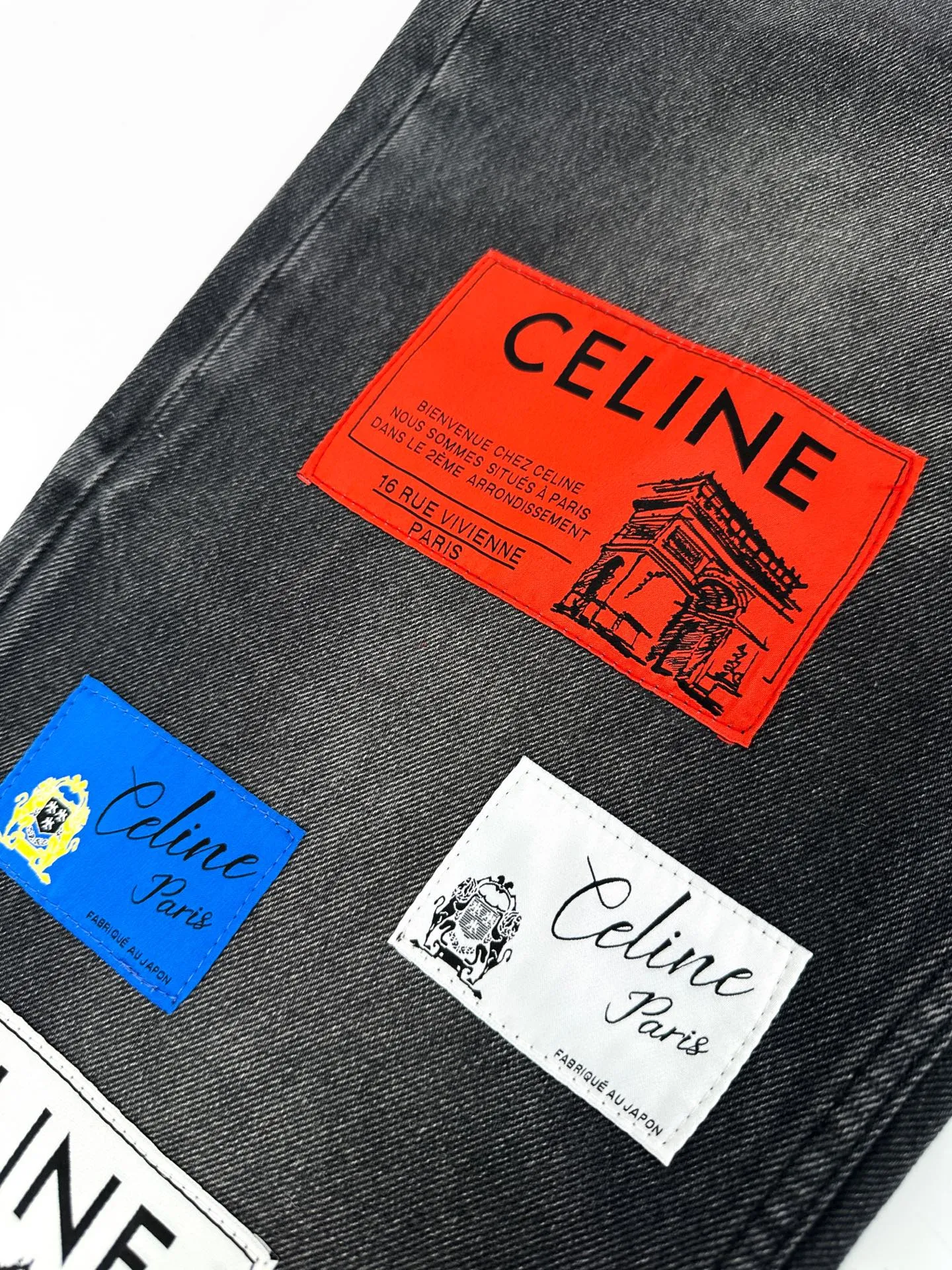 Celin Paris leather jeans with patchwork, custom-made dark gray textured denim, stiff and stylish, comfortable and close to the skin, carbon black fermentation dyeing has faded the sharp edge, mottled whiskering texture covers the denim, interpreting the relaxed elegance of French Retro, the straight silhouette is relaxed and casual, continuing the classic five-pocket precision structure of denim, five CELINE PARIS patches with different shapes are stacked vertically on the trousers, staggered arrangement Replicate the Retro aesthetics of past travel commemorative patches and build the visual narrative core of ready-to-wear. CELINE leather tags are inlaid on the back waist. The identity of the family is engraved discreetly between the waists. The travel patch deconstructs the brand symbol. It blends the French Retro heritage and street style. It writes the high-luxury rebellious Retro attitude on the denim. Process 1: Using a pattern template for machine sewing. Precisely control the sewing line through the pattern pattern machine to ensure the precise positioning of the CELINE PARIS patch. The horizontal and vertical lines are completely aligned, and the prototype is accurately aligned by hand to ensure a tight opening and closing. Process 2: Combining the rubbing and wrinkling cat whisker technology and the gun painting cat whisker technology. Prioritize hand rubbing in specific areas to achieve a natural wrinkle effect, and then use specific tools to draw the texture of the cat's whisker shape to achieve a full visual effect. Process 3: Using a purely artificial regular edge grinding process, hand-polishing the ablated fabric veil line to create staggered whisker texture and layered depth along the bag edge. The natural aged and worn texture formed. Process 4: Use multiple horses to rub sand. Use high-pressure spray guns to rub in specific parts to achieve a local gradient effect. Then use frosting technology to create a unique texture pattern. The workmanship is extremely complex and time-consuming and labor-intensive. Process 5: Stone grinding and light fermentation. ➕ Pulling, bleaching and softening. The mutual friction between pumice and clothing causes wear and fading effects on the denim surface. Combining pulling and bleaching. Make the clothes produce a certain texture and stretching effect while bleaching. Process 6: Stir-fry snowballs, stir-fry salt, prepare a corresponding solution, add a certain amount of dye, soak the denim material in it to absorb the solvent, then scrub and dry it to further fade and oxidize. Accessories: Customized 1:1 Celine patch Customized 1:1 Celine large I-shaped buckle Customized 1:1 Celine small I-shaped buckle Customized 1:1 Celine leather tag Customized 1:1 Celine studs Customized 1:1 Celine trademark version: loose version Size: 28 29 30 31 Style number: BB 4007
